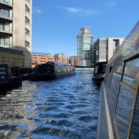 Cosy Narrowboat Benedict, Clarence Dock Leeds بوتيل ليدز