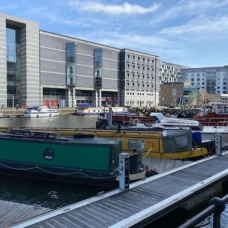 Cosy Narrowboat Benedict, Clarence Dock Leeds ليدز