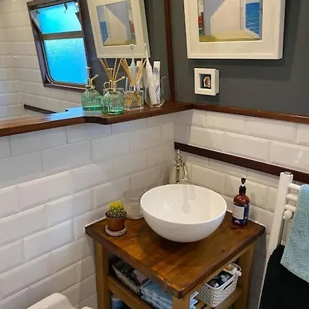 بوتيل Cosy Narrowboat Benedict, Clarence Dock Leeds