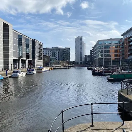Cosy Narrowboat Benedict, Clarence Dock Leeds *