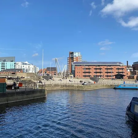 Cosy Narrowboat Benedict, Clarence Dock Leeds * ليدز