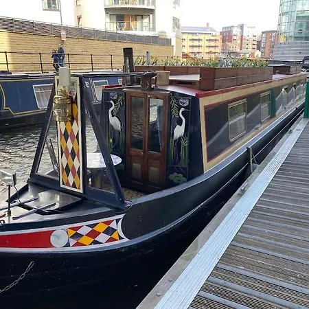 Cosy Narrowboat Benedict, Clarence Dock Leeds بوتيل