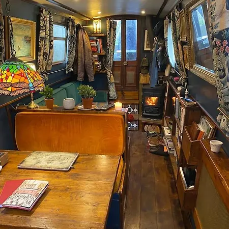 Cosy Narrowboat Benedict, Clarence Dock Leeds بوتيل ليدز