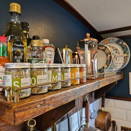 Cosy Narrowboat Benedict, Clarence Dock Leeds بوتيل ليدز