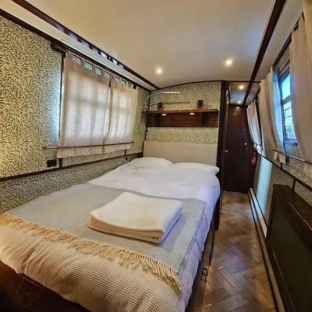 Cosy Narrowboat Benedict, Clarence Dock Leeds * ليدز