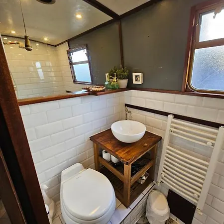 Cosy Narrowboat Benedict, Clarence Dock Leeds ليدز