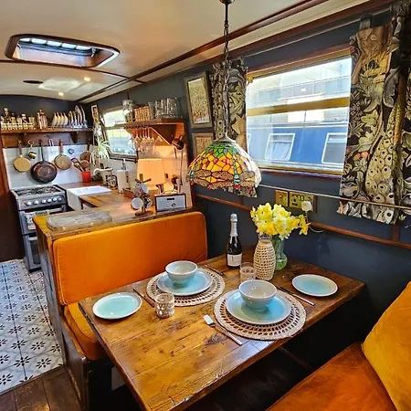 بوتيل Cosy Narrowboat Benedict, Clarence Dock Leeds