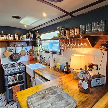 Cosy Narrowboat Benedict, Clarence Dock Leeds
